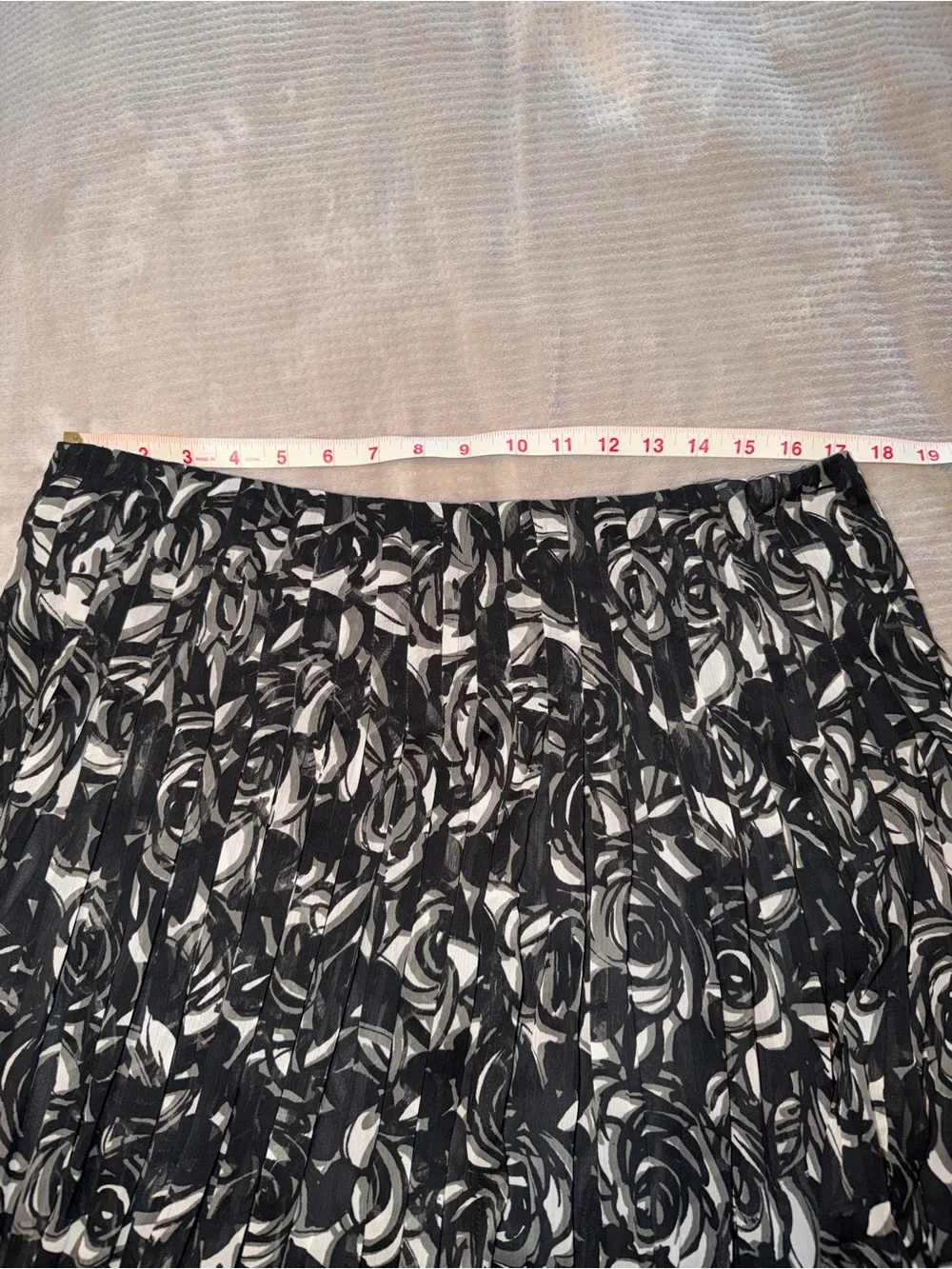 Liz Claiborne Black and White Floral Pleated Midi Skirt size 14 - Picture 4 of 4